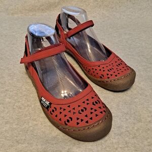 NWT MukLuks Sport Red Mary Jane flats Geometric Cutouts Ankle Strap Womens 8